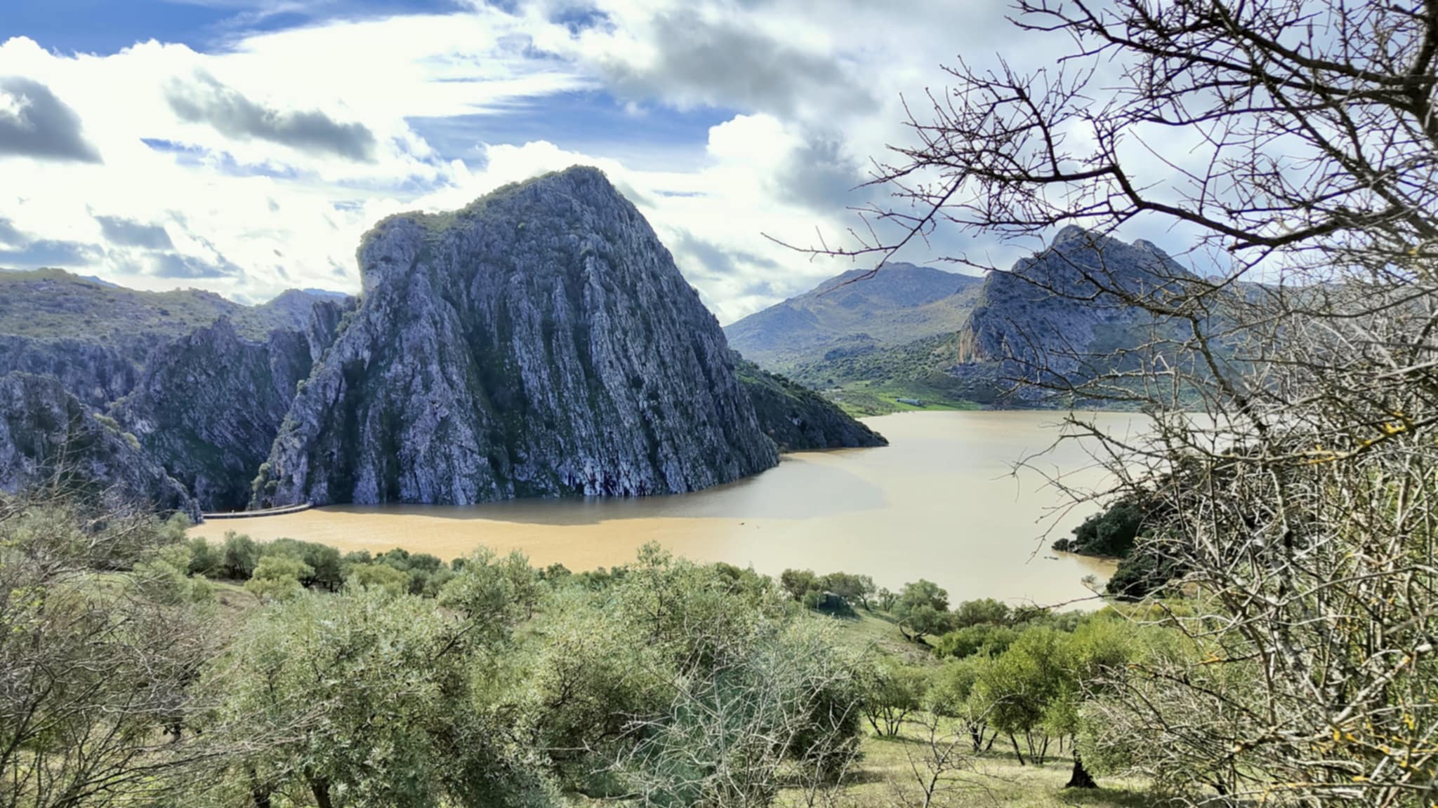 La presa de Montejaque: una infraestructura fallida que mantiene en vilo a los vecinos de la Estación de Benaoján