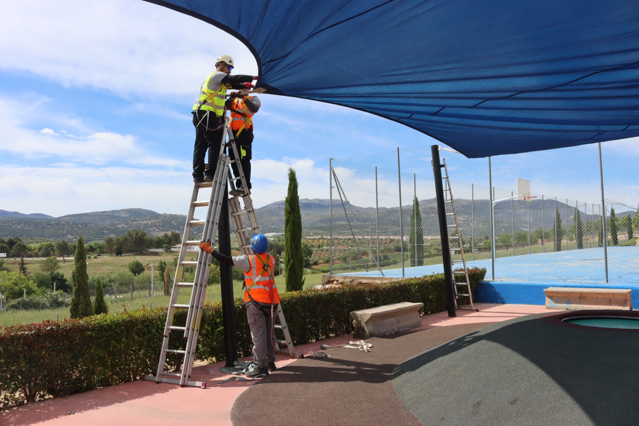 Vuelven a colocar toldos en ocho parques de Ronda