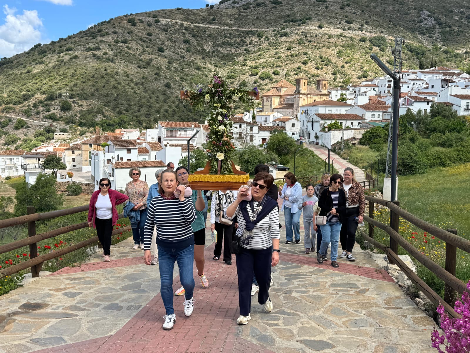 Alpandeire consolida la recuperación del Día de la Cruz
