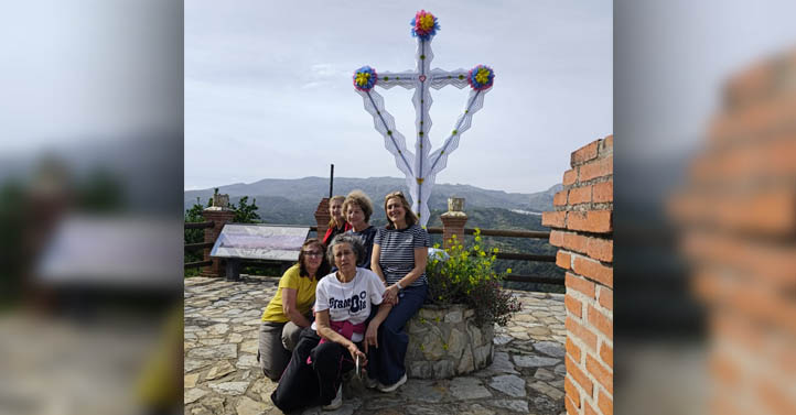 Pujerra mantiene la tradición de «vestir» la cruz