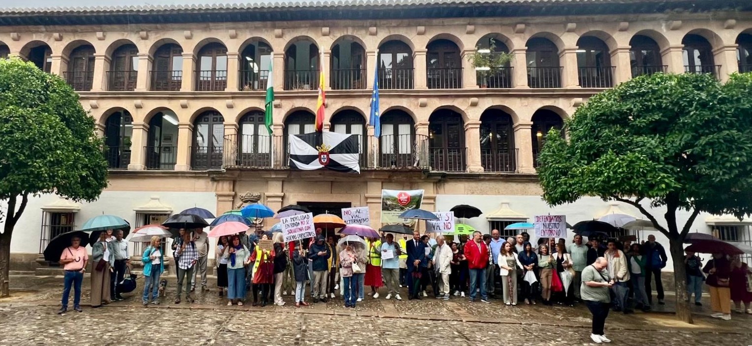 Vecinos se concentraron contra en el Vial Alternativo coincidiendo con el pleno municipal