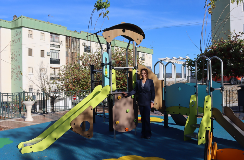 Amplían el parque infantil de la Barriada de El Fuerte